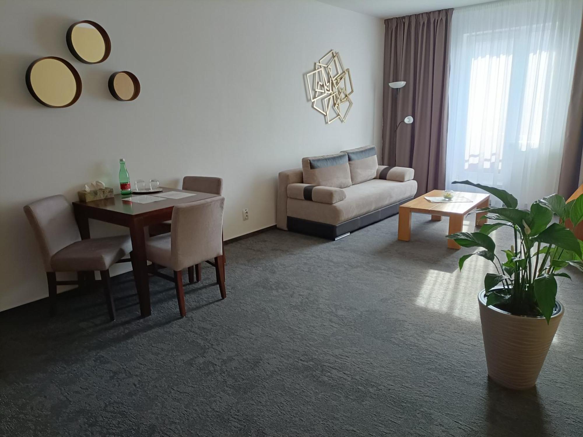 Hotel Eminent Stupava Ngoại thất bức ảnh